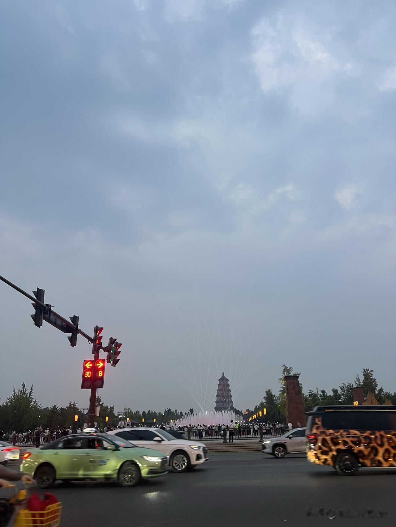 今天西安的天气很魔幻，

明明还是夏天，白天还热浪滚滚

傍晚19时左右

天却