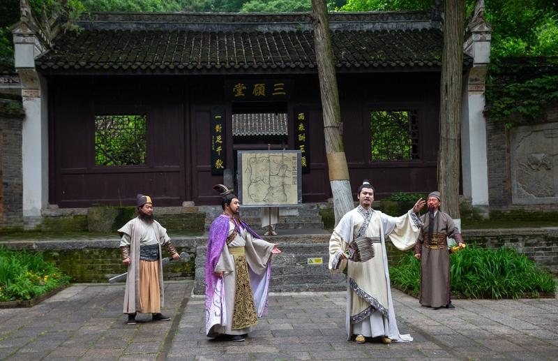 三国历史的典故真是精彩绝伦。像桃园三结义，刘备、关羽、张飞在桃园结为异姓兄弟，从