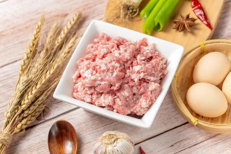 想增加体重，饮食上得下功夫。碳水化合物是关键，像米饭、面条，每餐可以多吃点。我有