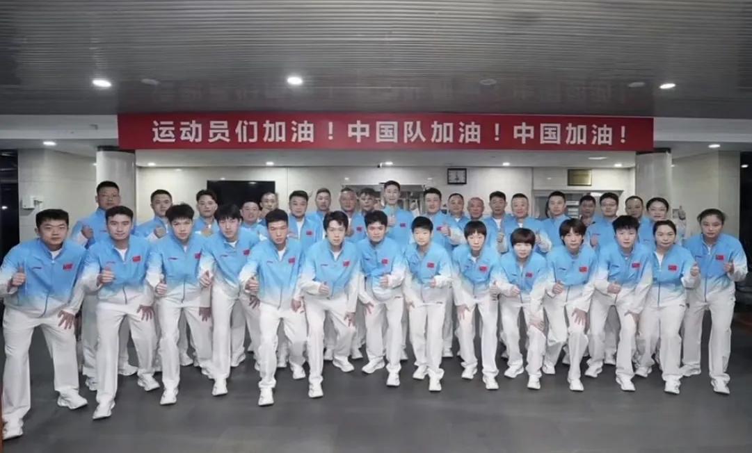 林诗栋站C位？国乒这张合照，越看越不对劲，藏着一步险棋。

说实话，这张出征合照
