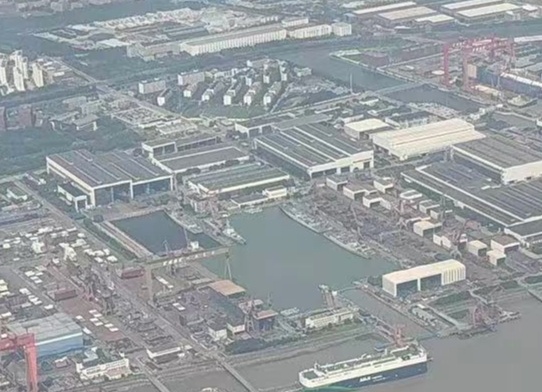 南方某岛航拍图38号052D和14号055还在建，啥时候能看到新驱“九千岁” [
