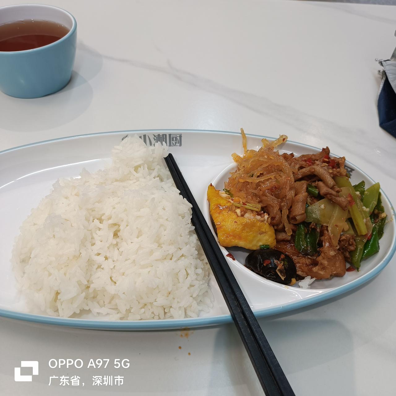 又到了吃饭时间了，最近我忙着发抖音，我都很少发头条了，发抖音太上瘾了，总是想发抖