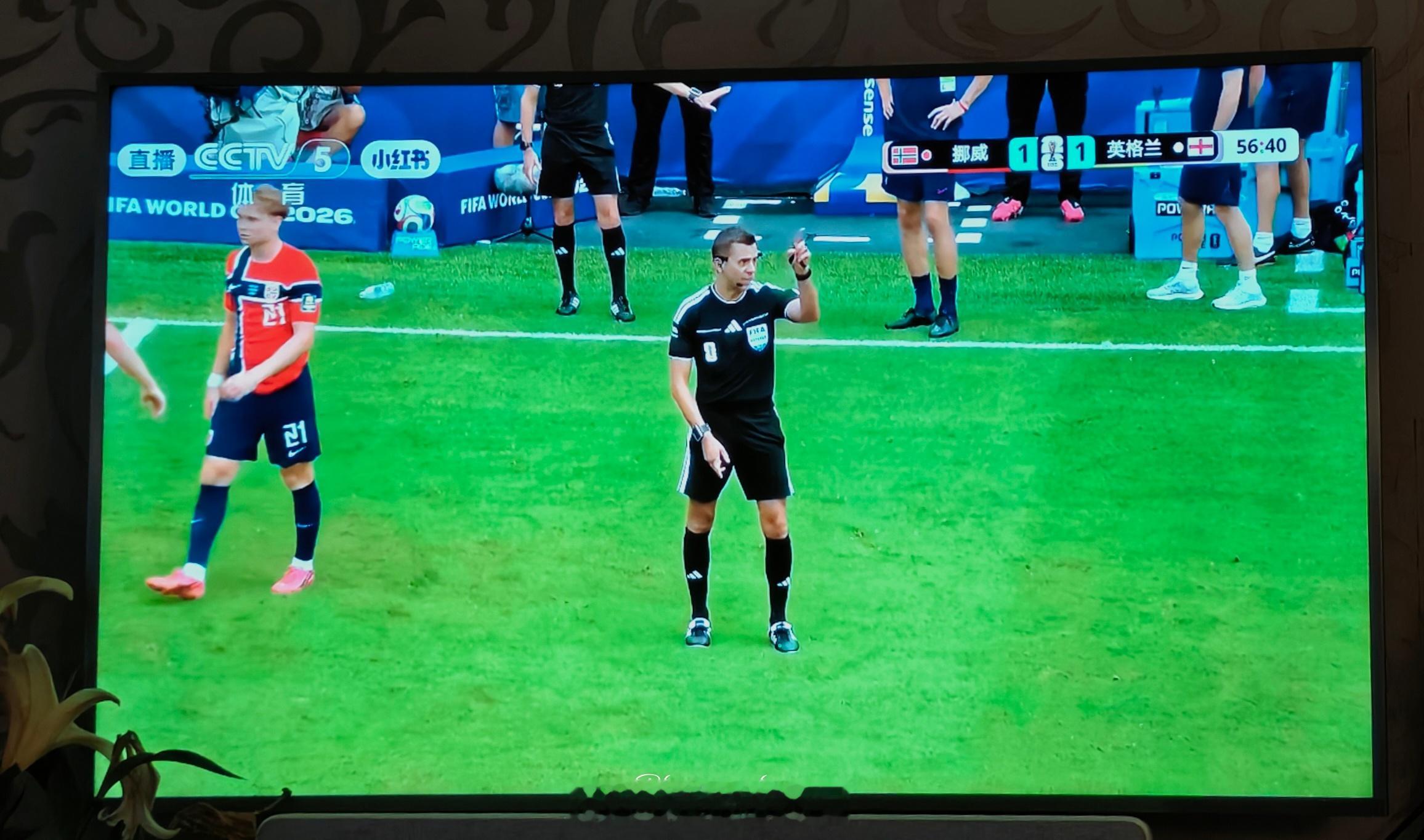 哈兰德推人犯规，挪威进球无效。英格兰和挪威仍然是1：1 。挪威1：1英格兰世界杯