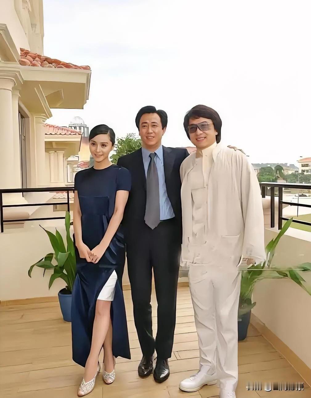 照片中的三人，只有成龙大哥能够独善其身，其他二位这辈子均不可能“咸鱼翻身”了。