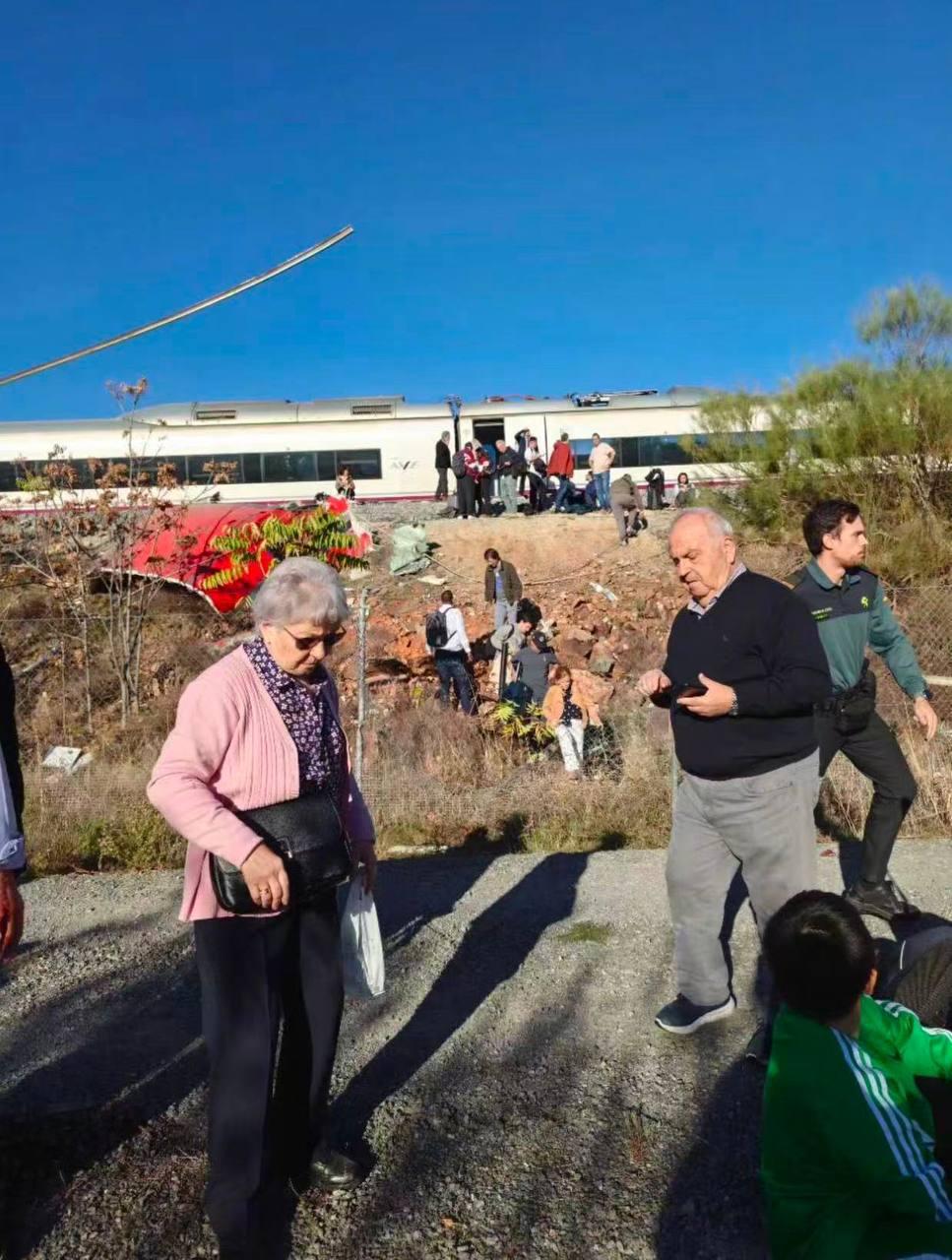 五十人遇难

当地时间28日，西班牙首都马德里与安达卢西亚之间的高速铁路发生列车