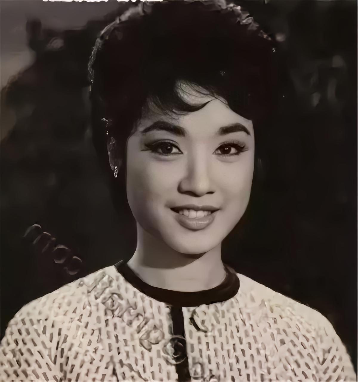 南红（英文：Hung Nam）原名：苏淑眉，人称为"媚姐"，1935年出生于广东