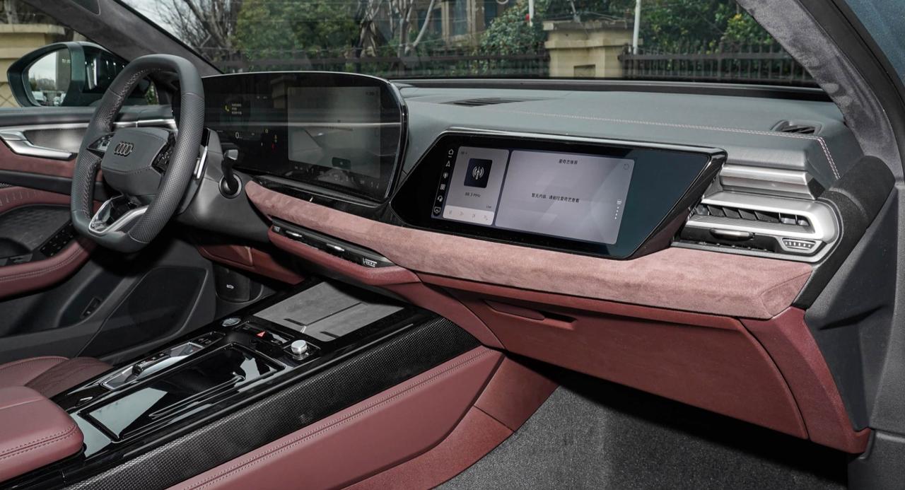 看看最新款奥迪A6L内饰如何呢？本期给大家带来这款新车，还没正式上市。
较旧款还