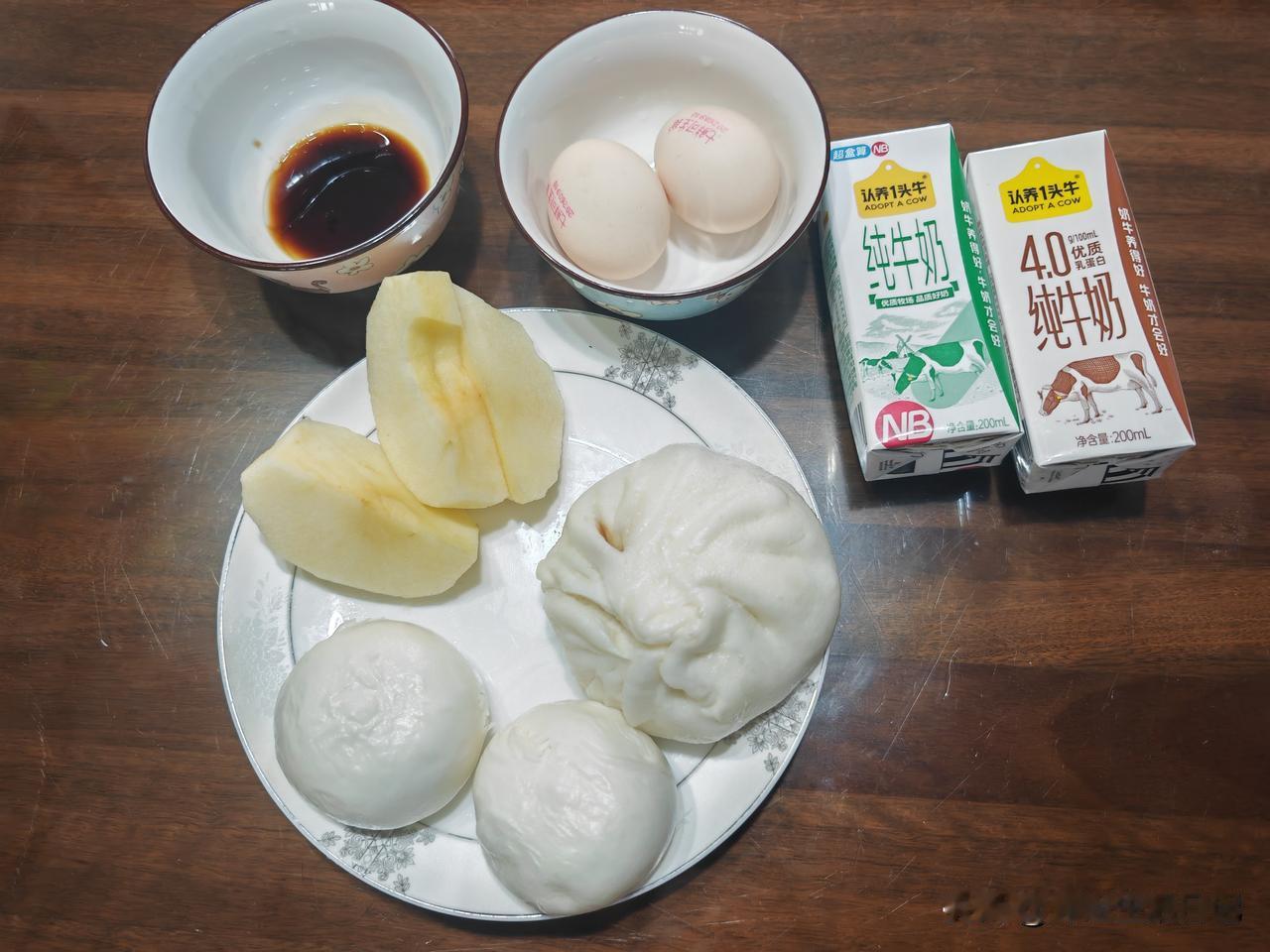 早餐分享～
昨天晚上问孙子第二天早饭想吃什么？孙子说要吃奶黄包，儿媳在一旁说：甜