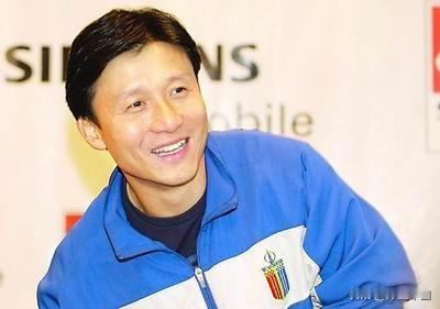 即使是后来成为球队"大哥"的成耀东，年轻时也有调皮的一面。在申花队的一次封闭集训