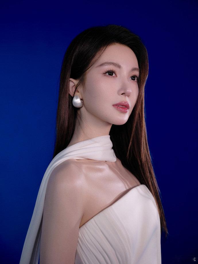 金晨湛蓝背景搭配白裙如坠入深邃海底 ​​​