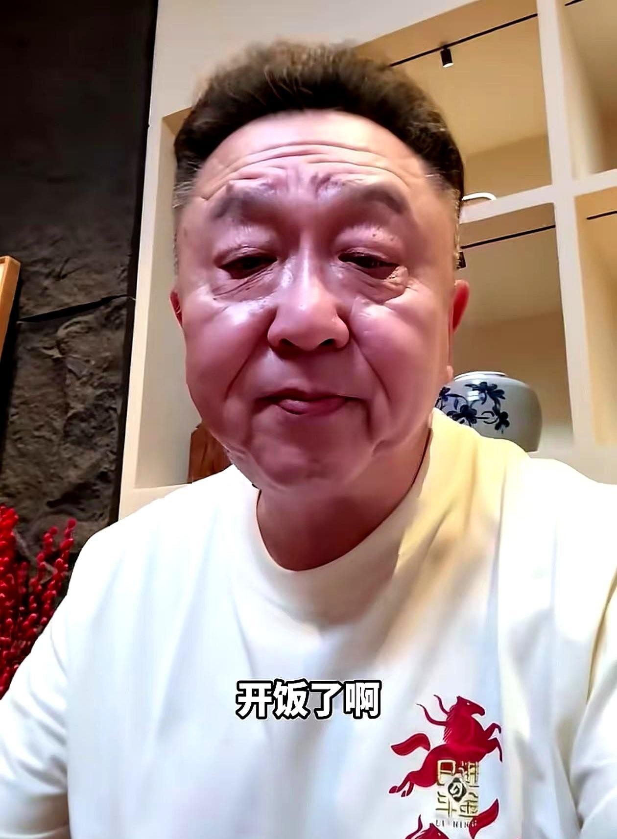 出差直播，镜头一怼，于谦把工作餐摊开。
网友起哄“没酒不成席”，他直接回怼：我不