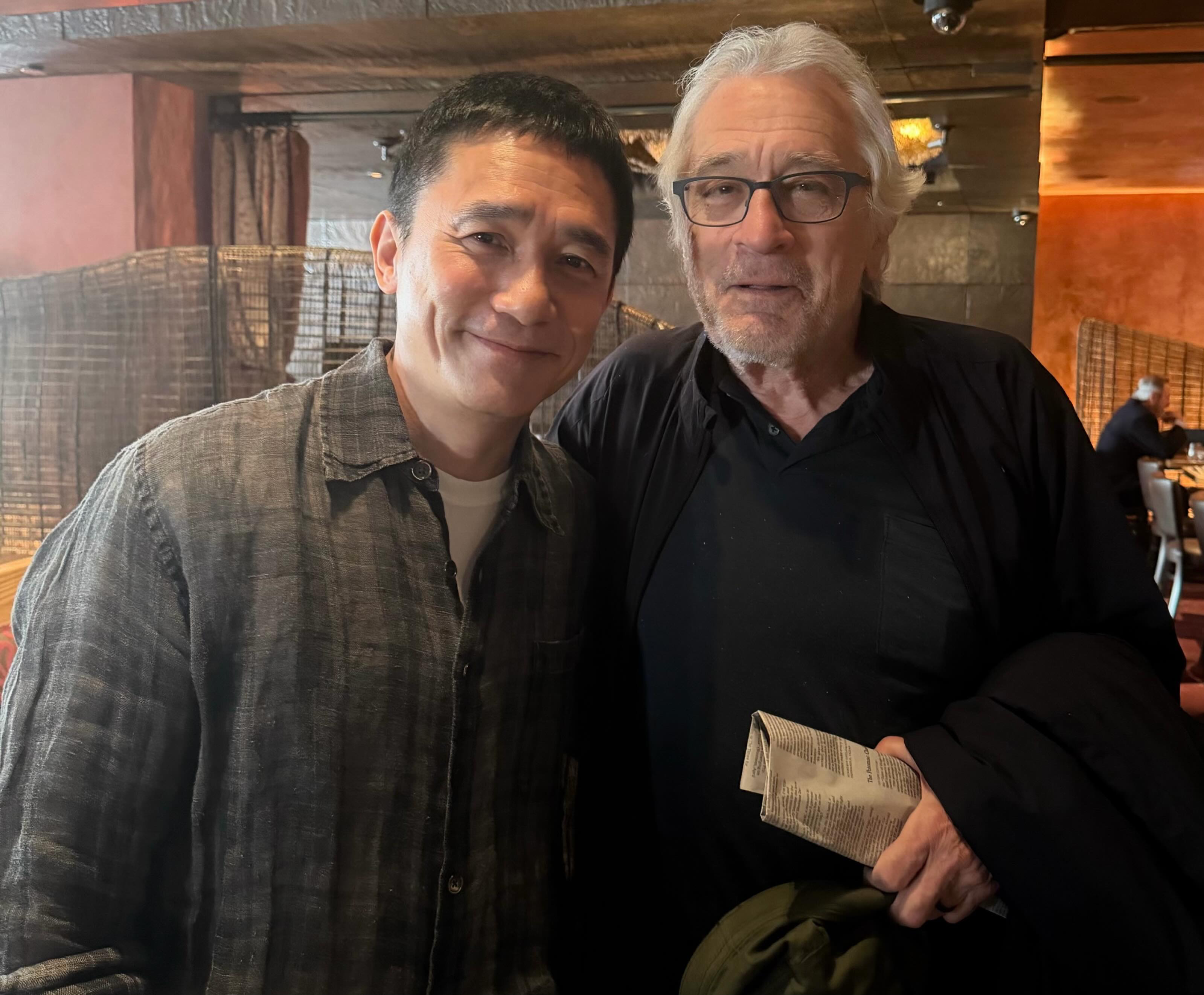 银幕闲话 梁朝伟现身纽约林肯中心，为新片《寂静的朋友》亮相，现场与罗伯特·德尼罗