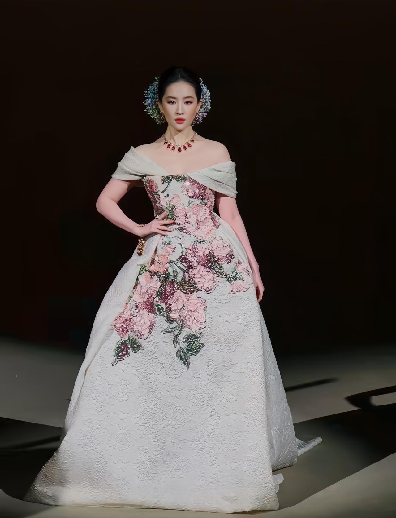 不出意外，
意外还是发生了，
VOGUE 20周年盛典红毯上，刘亦菲压轴出场，刚