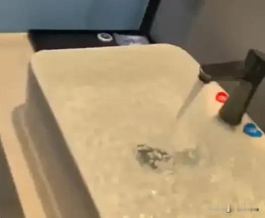 “太缺德了！”这句话像是一把锋利的刀，刺破了许多人的心。10月28日，海南三亚，