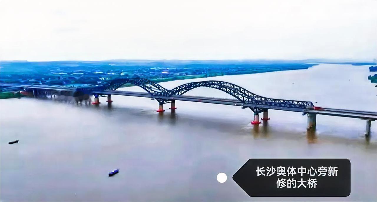 我觉得，长沙奥体中心旁边新修的这座大桥不够大气。这座桥要想变得大气，有两点可行，