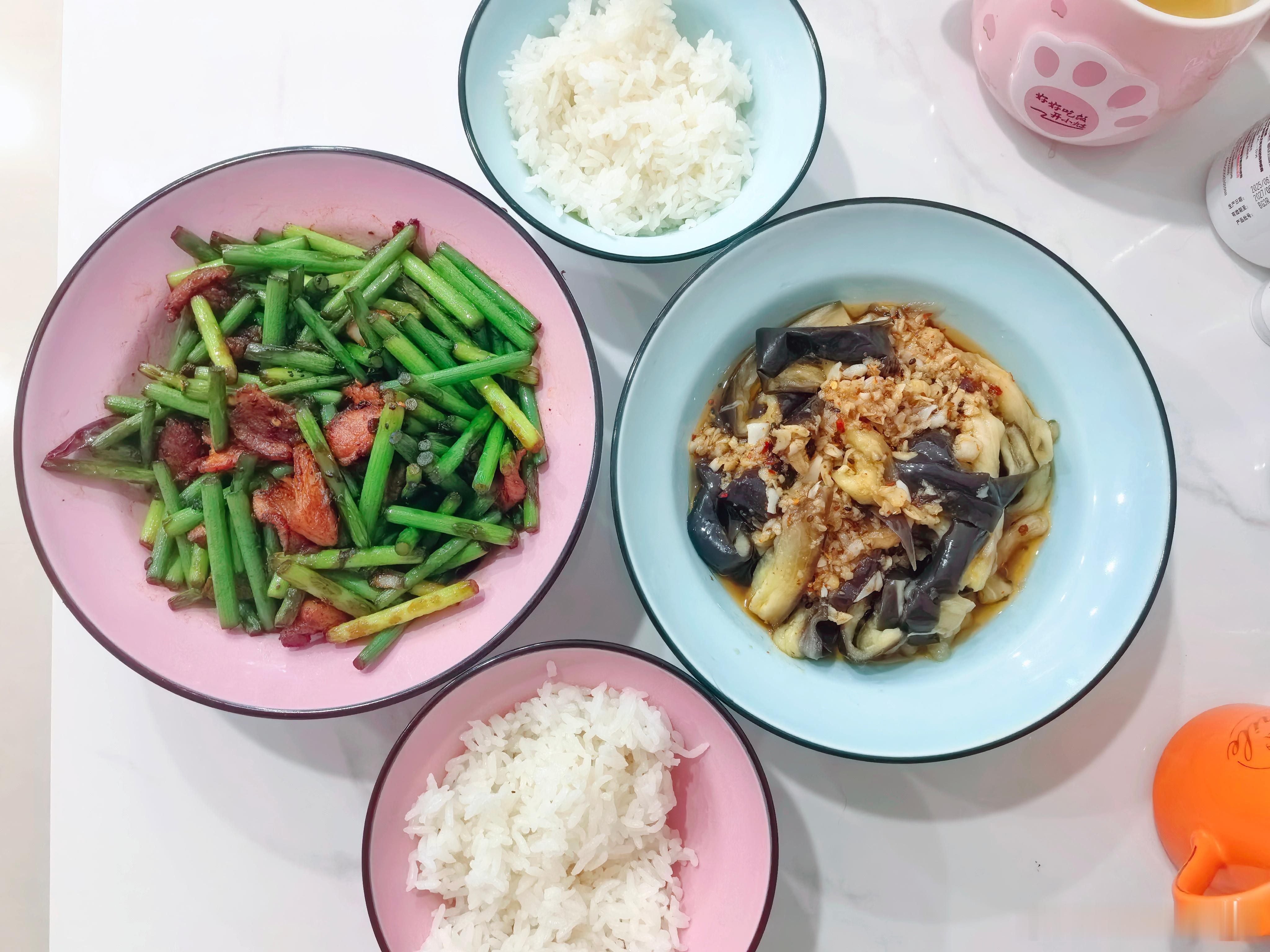 今日午餐 外面美食再好吃，也没有自己随便炒两菜吃起来更对味。蒜泥茄子配上蒜薹炒肉