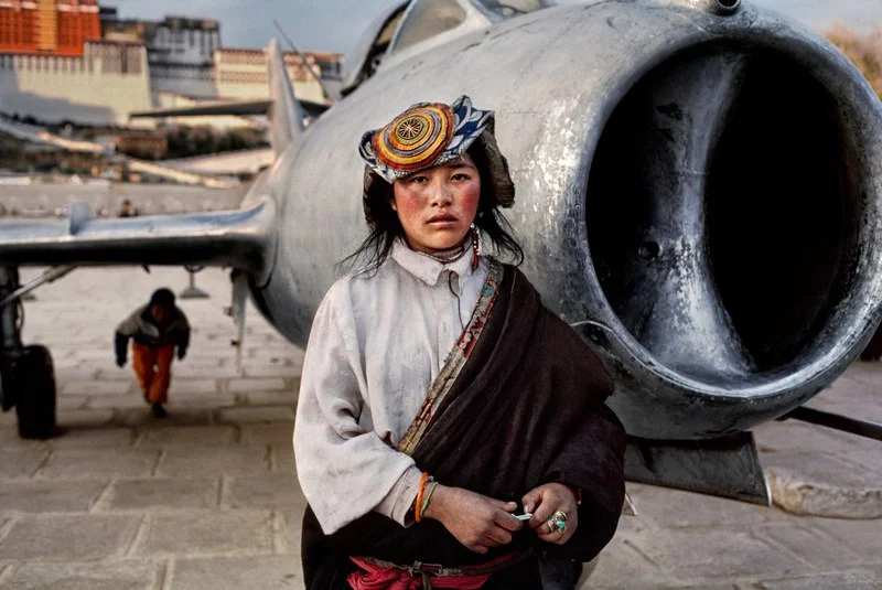 2000,拉萨，布达拉宫下广场的藏族女性。 摄影师Steve McCurry