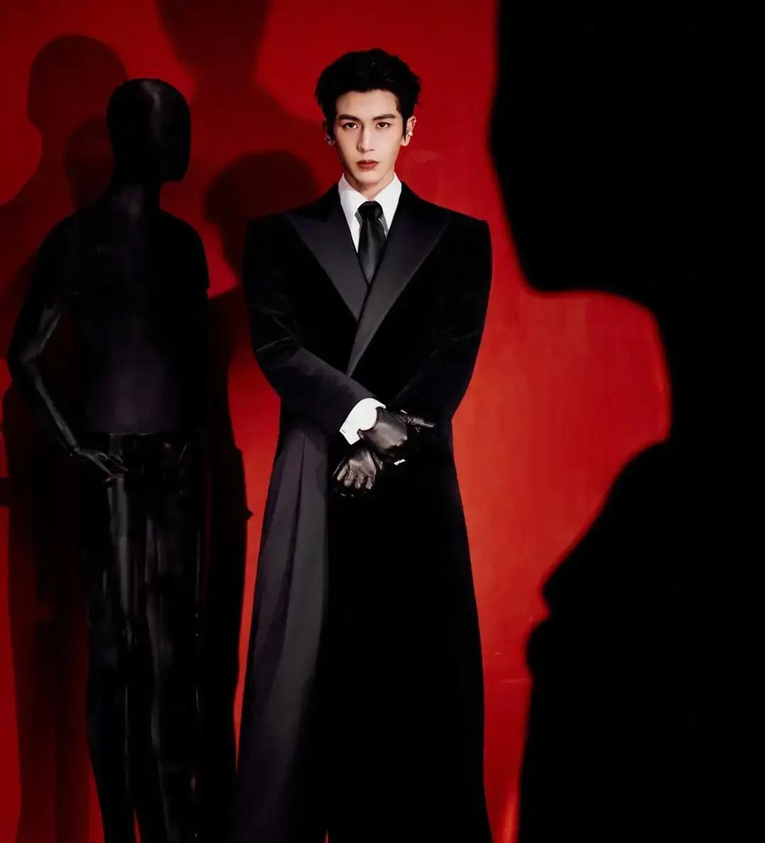 黑丝绒大衣杀疯了！
 
张凌赫把秀场穿到现实。Giorgio Armani 20