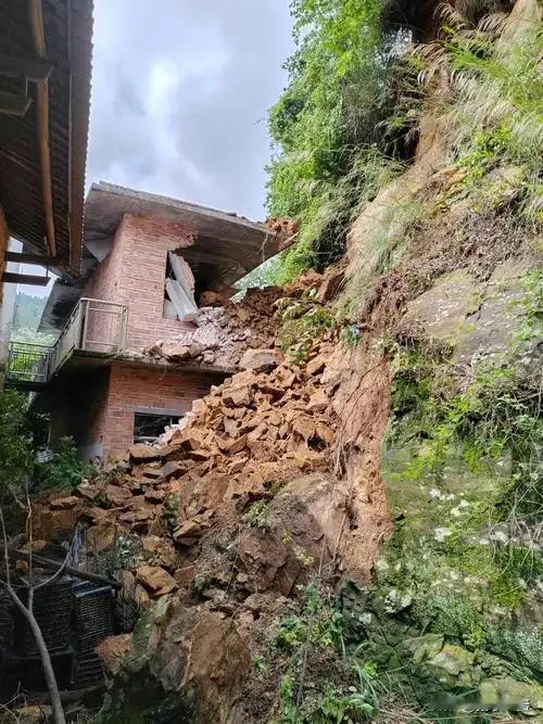 从九寨沟到陇南一路走来，沿途山脚下散落着民宅，它们紧贴大山，如果洪水和地震造成塌