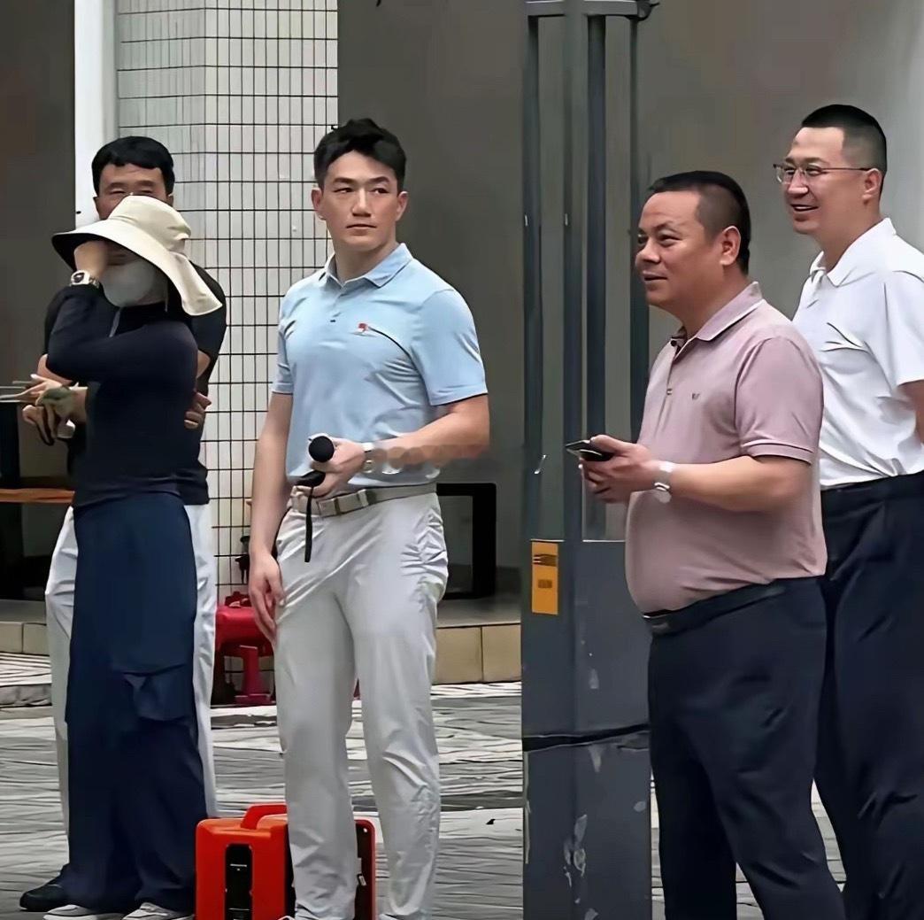 张馨予的老公现实中这么高啊 