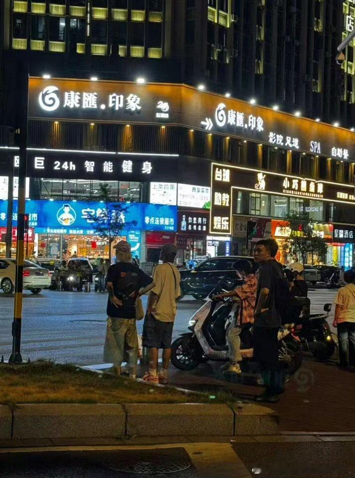 南昌街头偶遇鹿晗南昌街头偶遇鹿晗高瀚宇 家人们谁懂啊！在南昌街头撞见鹿晗和高瀚宇