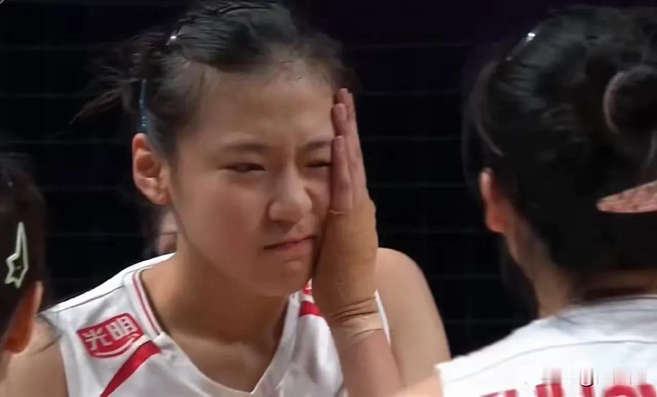 人美心善！王奥芊赛场暖心致歉对手，历经委屈上演绝杀赛后落泪。
王奥芊这姑娘真的是