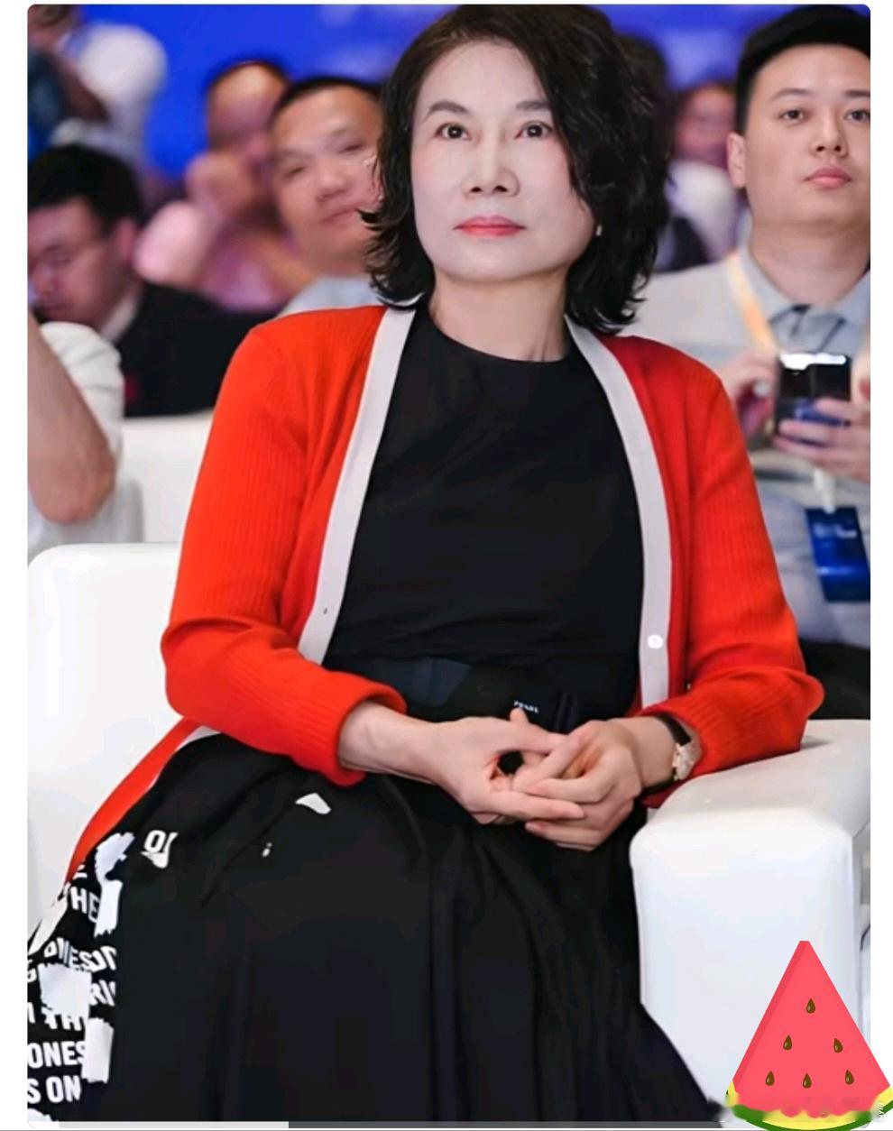 董明珠在一次采访中说：“我没有什么朋友，也没有亲戚走动。”当主持人以为她在开玩笑