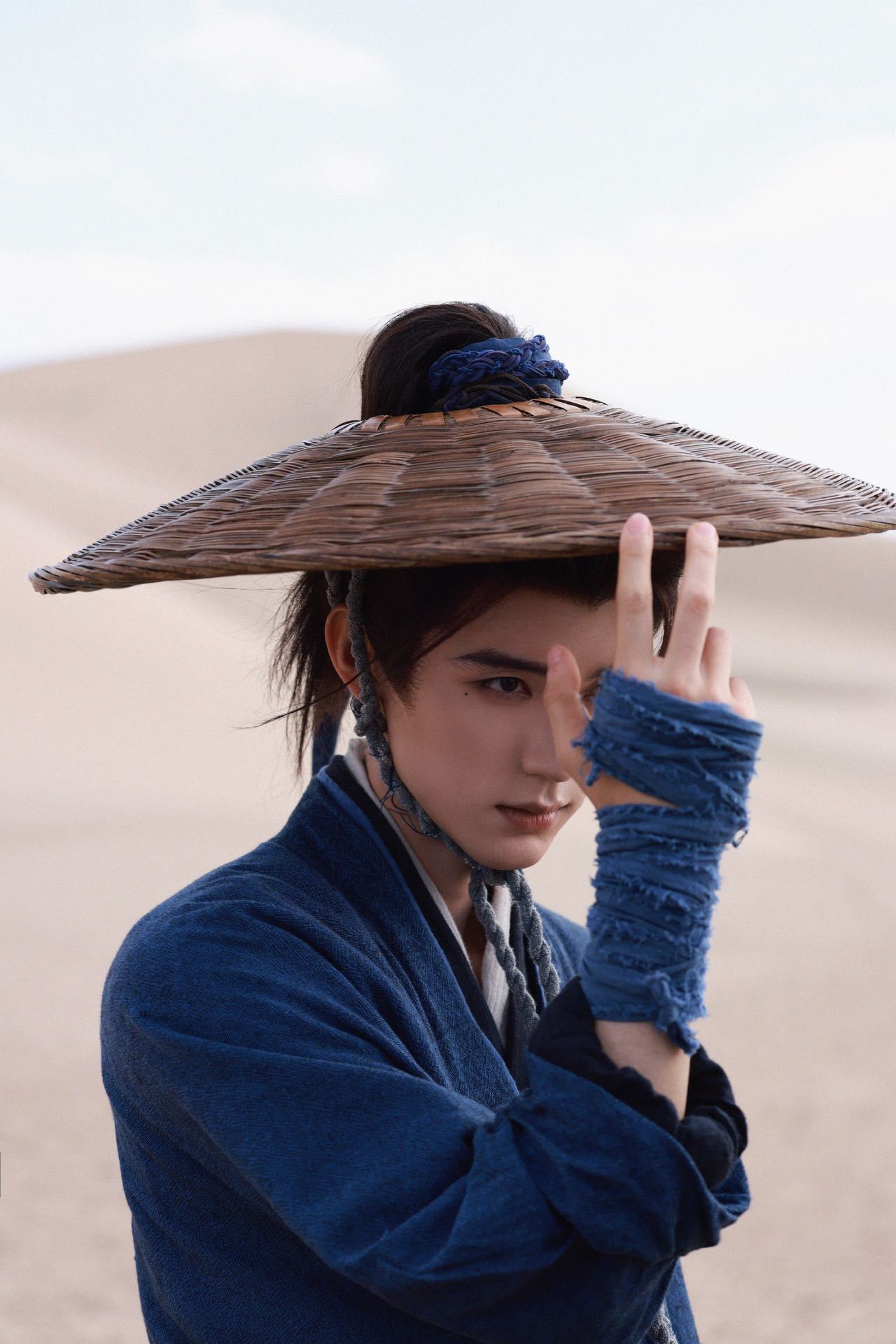 翘楚周翊然妆造谁给周翊然做的妆造 就问这泪痣是画上去的还是天生自带的？不管是哪种
