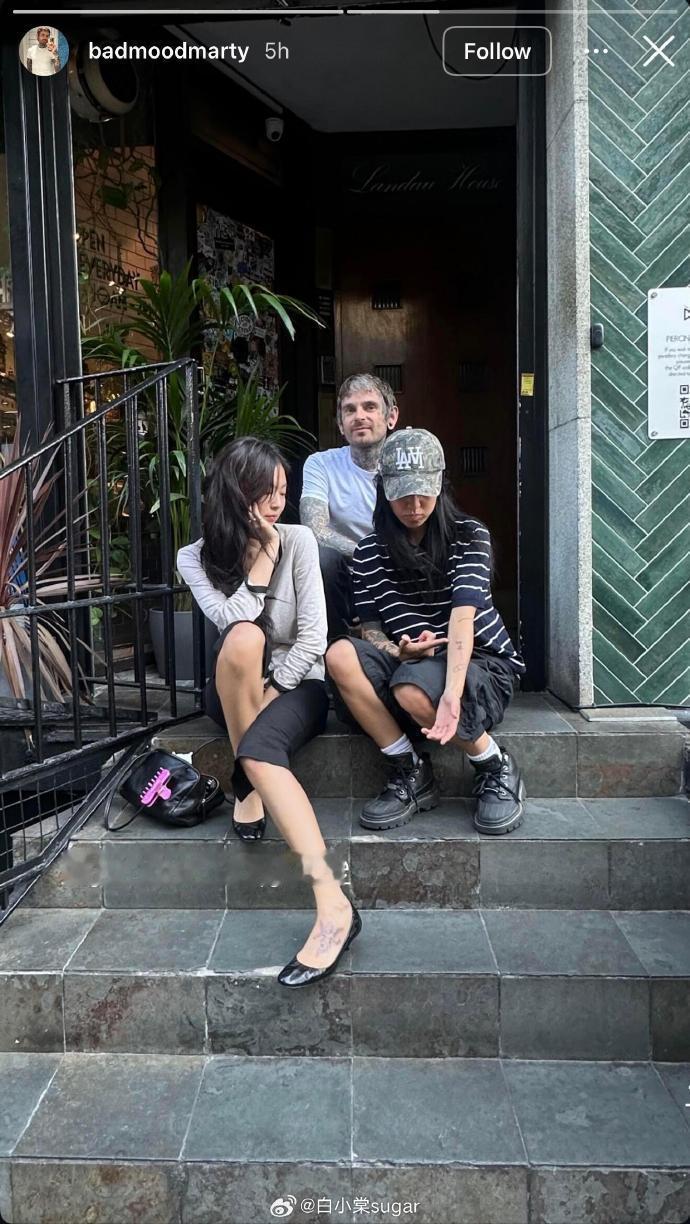 Jennie小天使纹身Jennie脚背 一处小巧纹身，一份温柔期许，Jennie