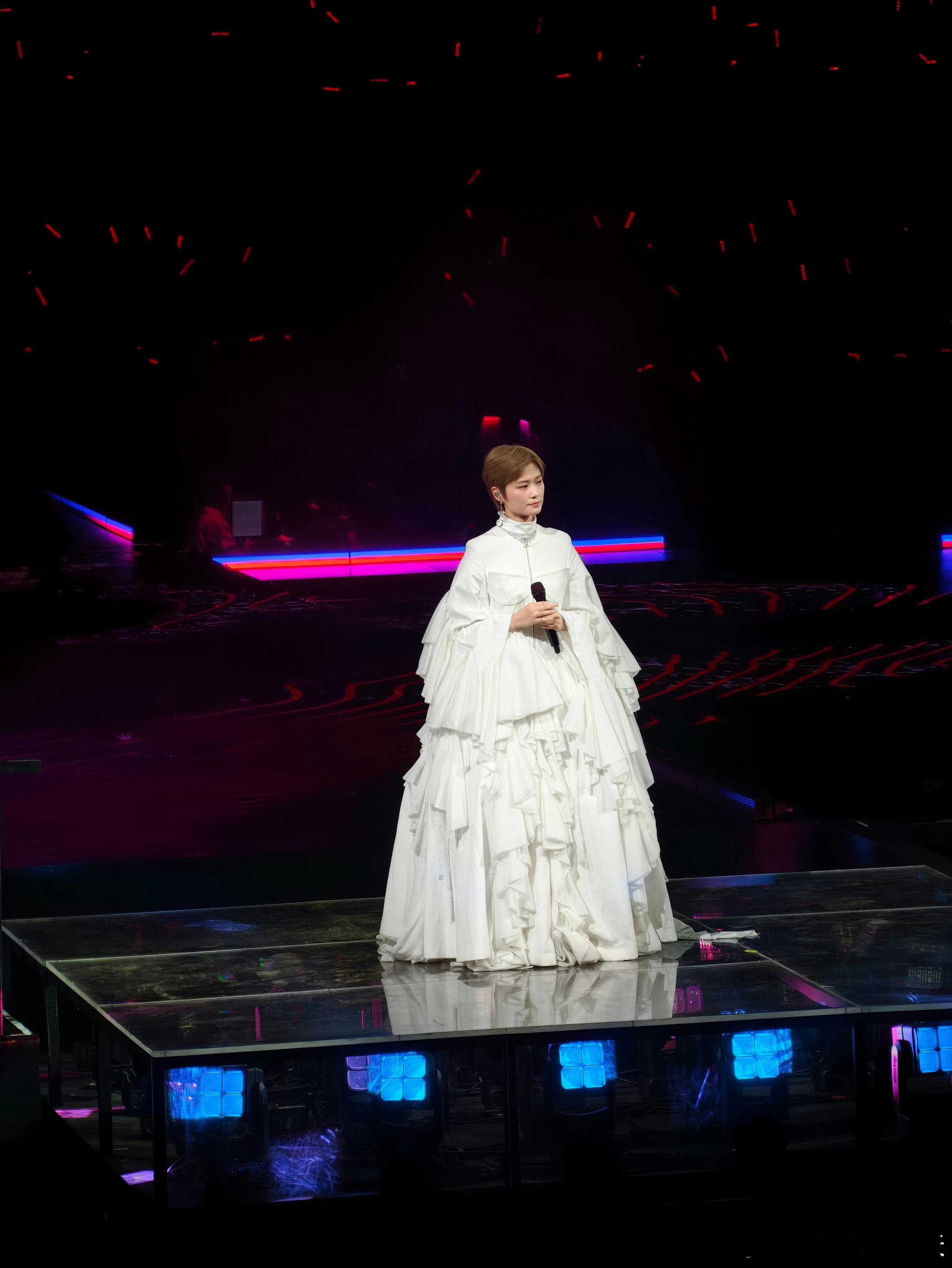 李宇春中古女爵李宇春一条裙子用了两千块布 行走的高定本人👑，两千块布堆砌出高级