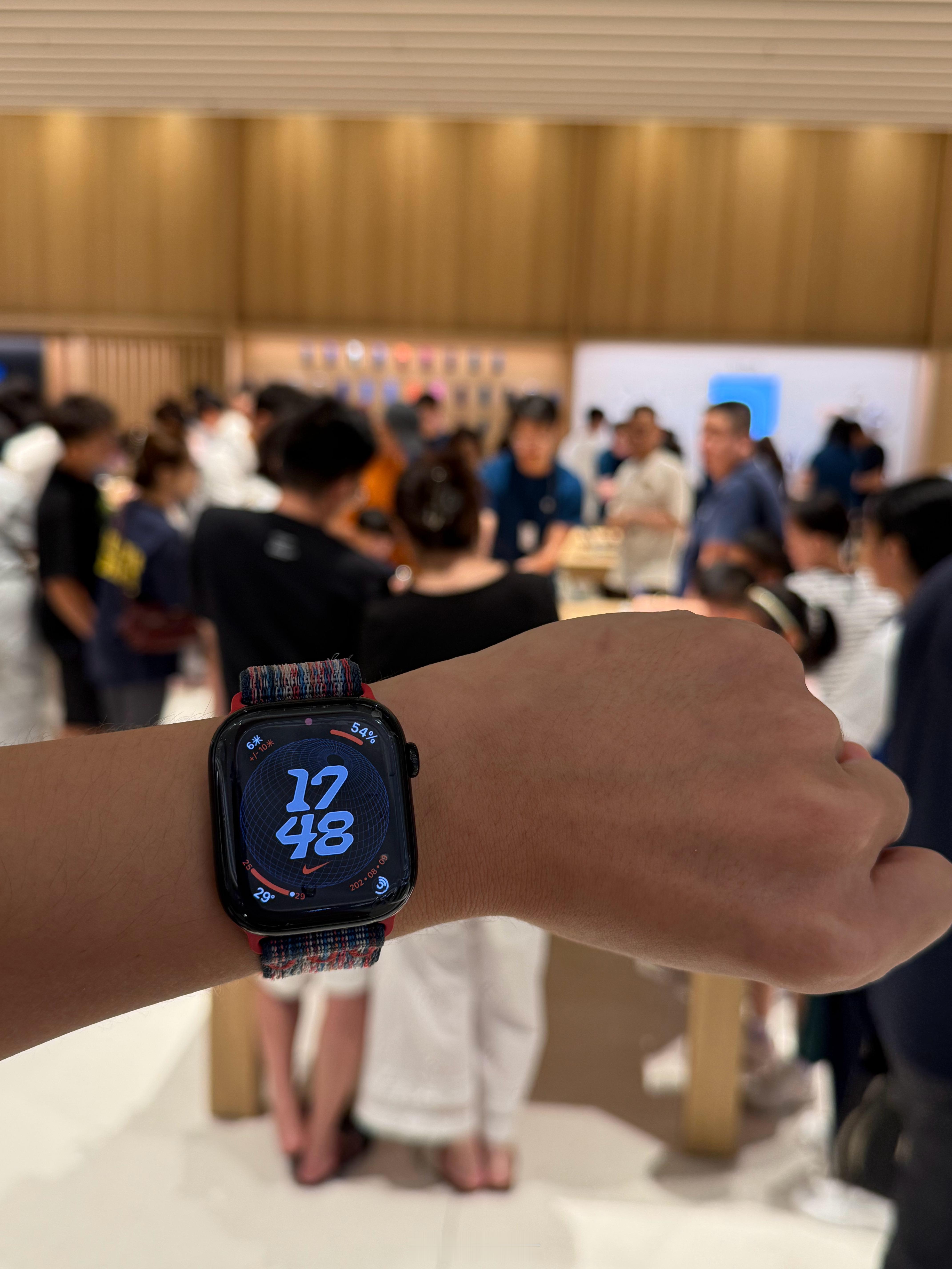 Apple前海壹方城开业后劲太大 实测工作日工作期间，店内客流也爆满因为壹方城就