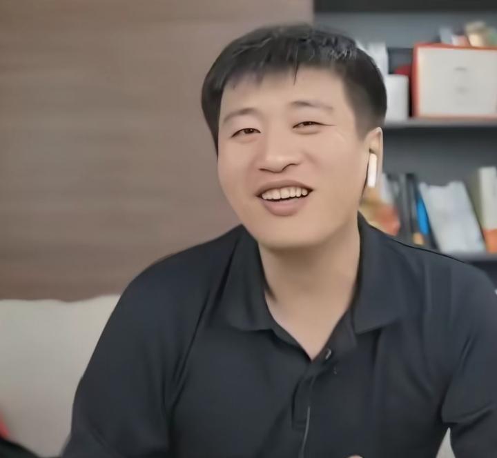 回看细节满是遗憾与警醒，张雪峰有次直播中有网友善意提醒他嘴唇发紫、当心心脏问题，