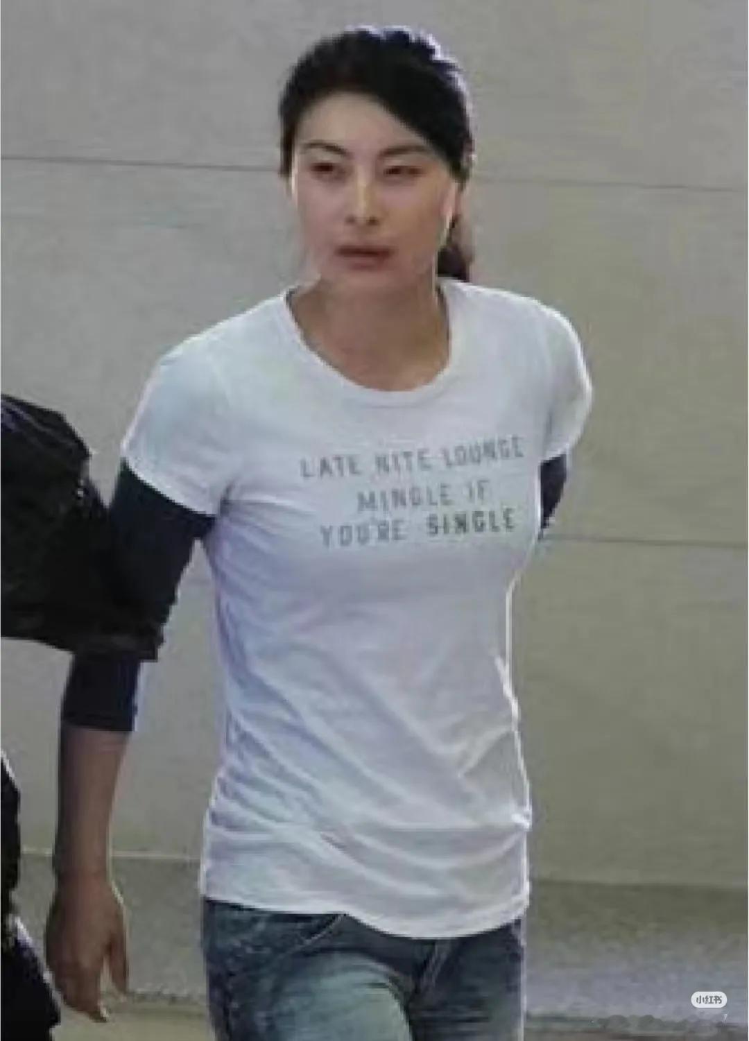 关于霍家长媳被香港贵妇圈排挤的事情
这个我觉得某个圈子聚会拍照站位肯定都是有讲究