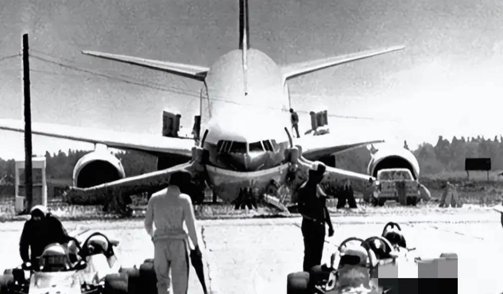 1982年，一架访华贵宾专机被劫持，劫匪不仅公然要求领导亲自谈判，还要将飞机开去