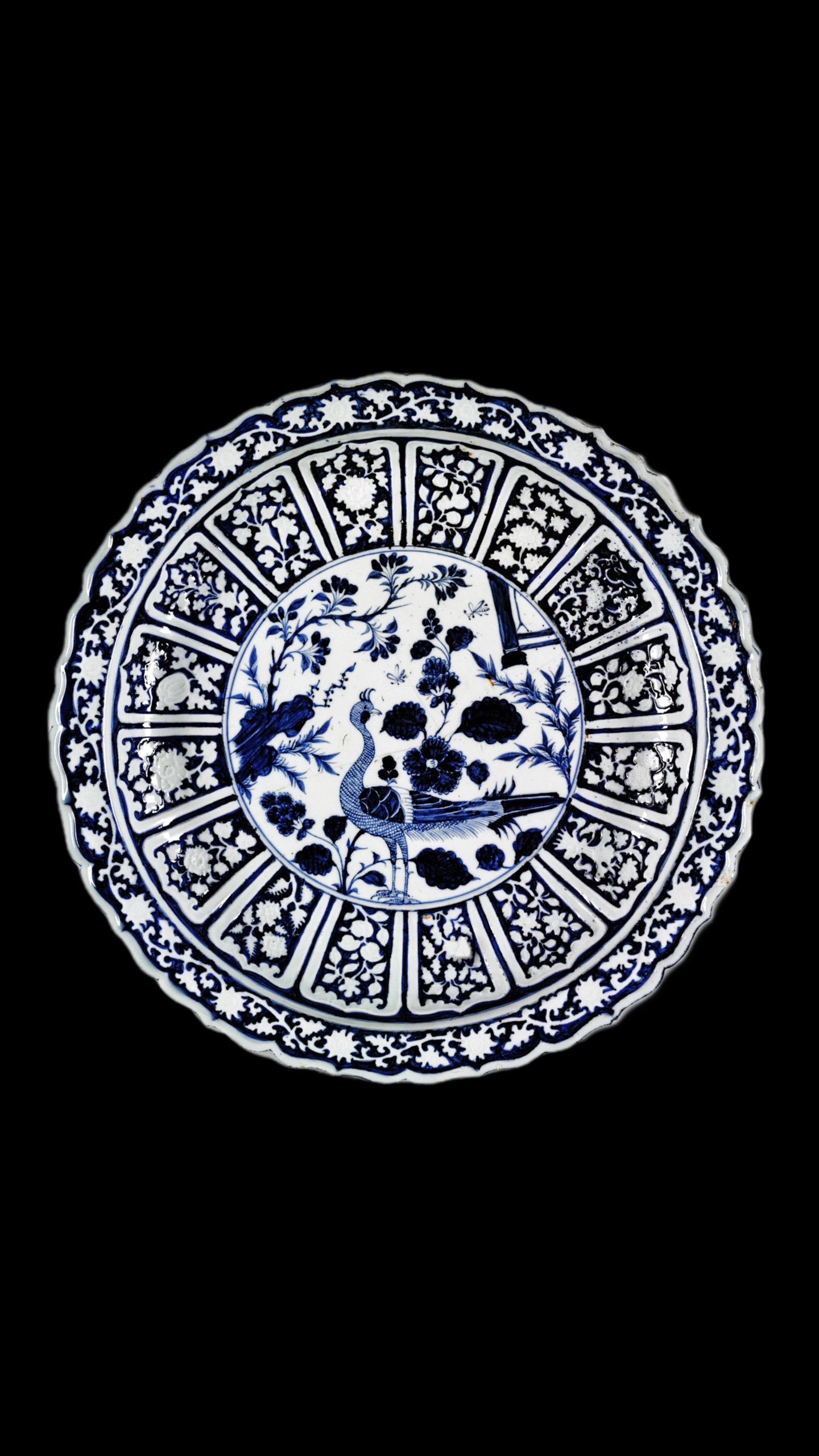 元代·青花荷花孔雀纹大盘。白釉青花一火成，花从釉里透分明 可参造化先天...