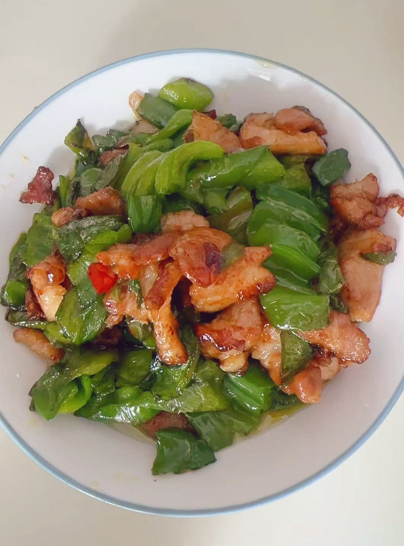 今天尝试给奶奶做了辣椒炒肉！明天试试炒排骨！ 