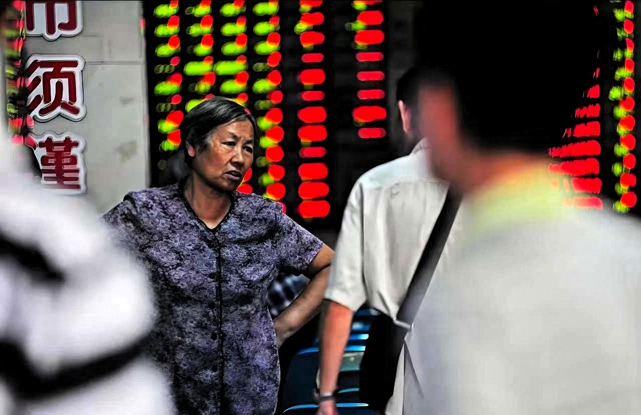 男子炒股亏了30万，妻子骂了他三天，他一气之下搬去公司宿舍住了半年，妻子没找他，