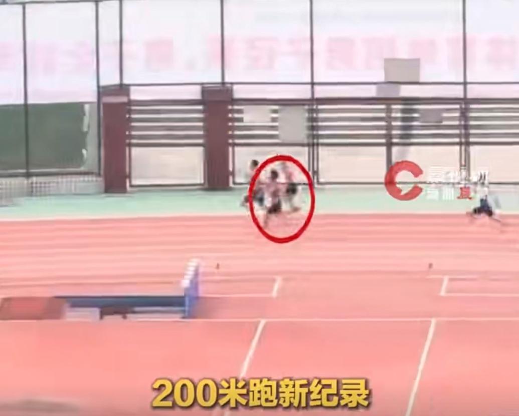 近日，湖南衡阳19岁高中生贺磊在200米项目中跑出20.99秒，刷新全国体育单招