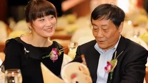 娃哈哈宗庆后老员工称他老板，称宗馥莉小老板，我经常到老板发小的超市跑业务，他和我