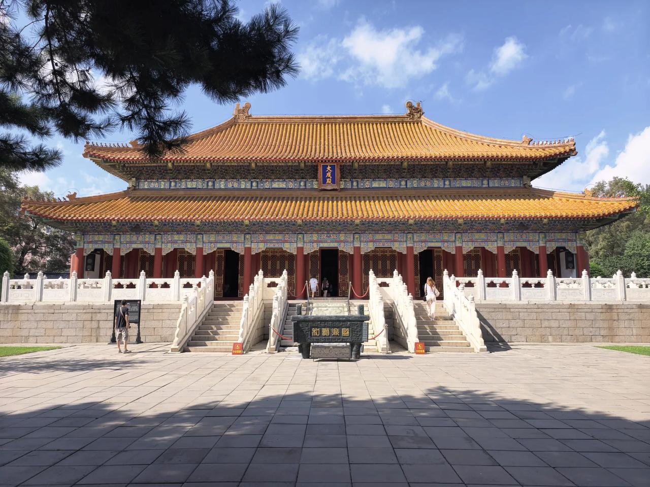 毛主席为什么只愿意承认自己是教员呢？我想这里面有着很深刻的思考在这里面。教员也就