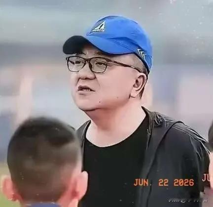 董路说，罗马餐厅的王老板的太太，将只身一人，携带我们的冠军奖杯回到北京。而且这一