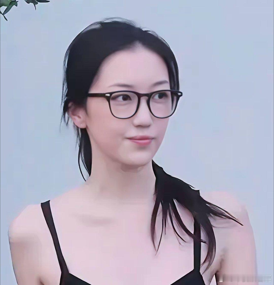 二十年之后才发现，李嫣才是那个命大人，不是因为她的唇腭裂完全看不出来了，也不是因