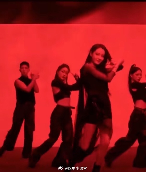 迪丽热巴扫腿舞迪丽热巴的扫腿舞也太美了吧，热巴跳舞是真的好好看啊，不敢眨眼睛，怕