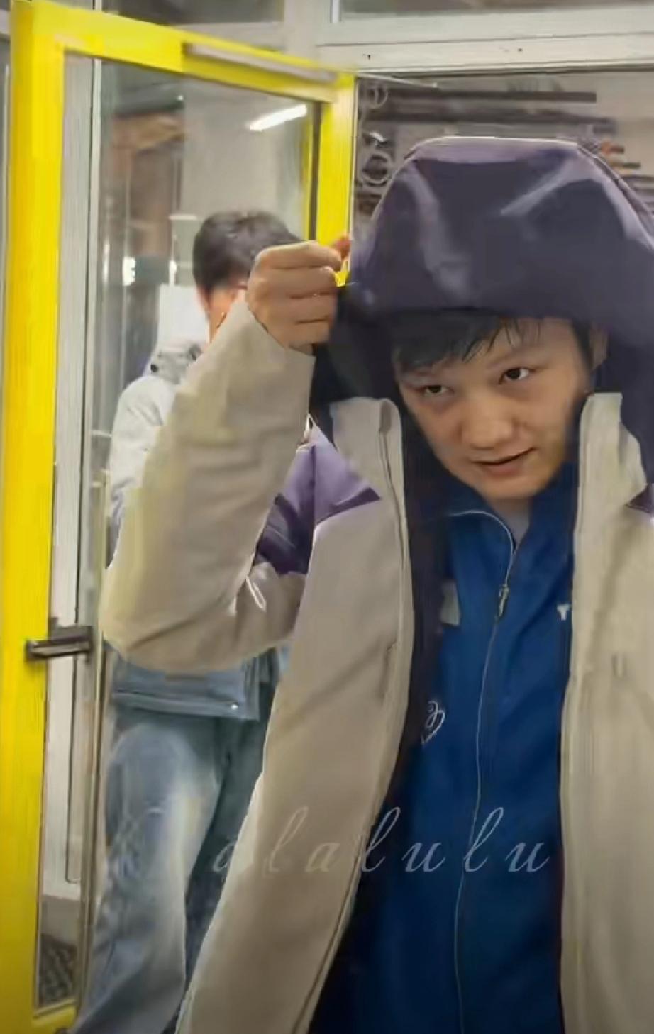 樊振东德甲联赛代表萨尔布吕肯新年第一站比赛结束，从球馆出来遇到等待在门口的球迷。