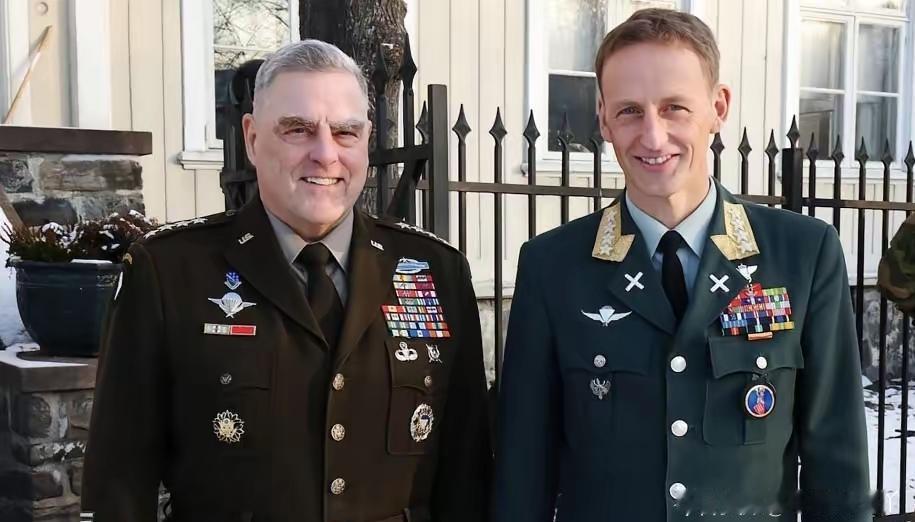 挪威总司令年底放了个大实话：仓库里的武器弹药，优先紧着乌克兰用！
这话是埃里克·