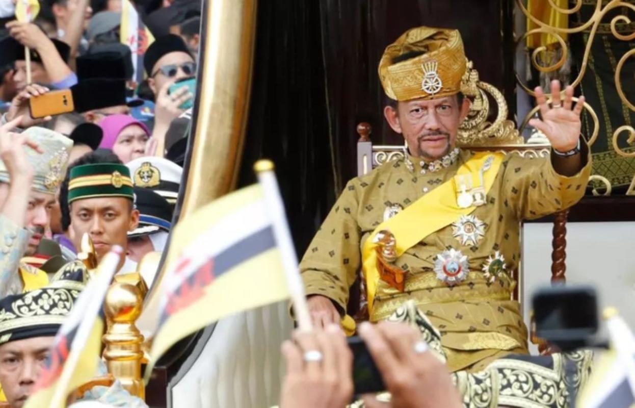 文莱国王：垄断全国的石油, 身价2500亿, 豪车7000辆,深受国民爱戴
一提