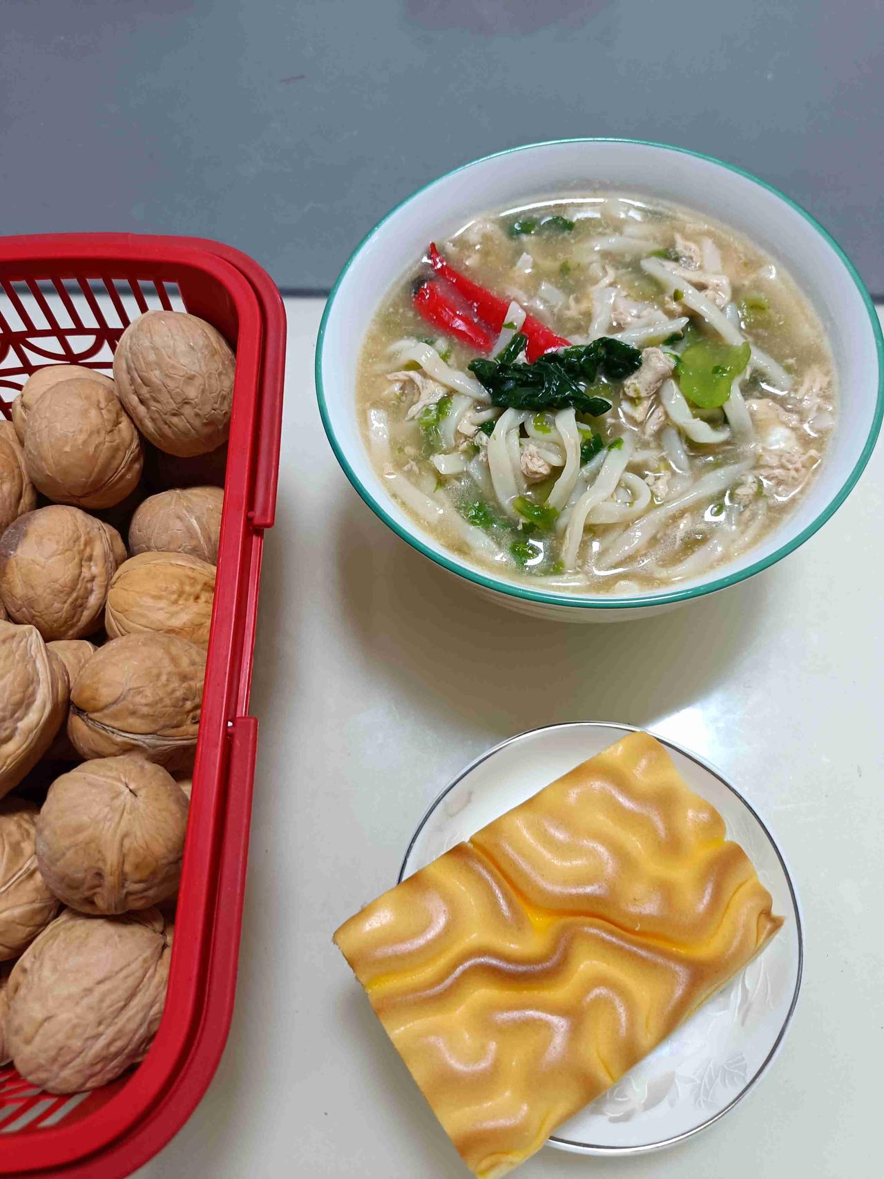今日午餐：一碗青菜鸡蛋面，再配一片松软的虎皮蛋糕，搭配起来吃，还可以。
带定位晒