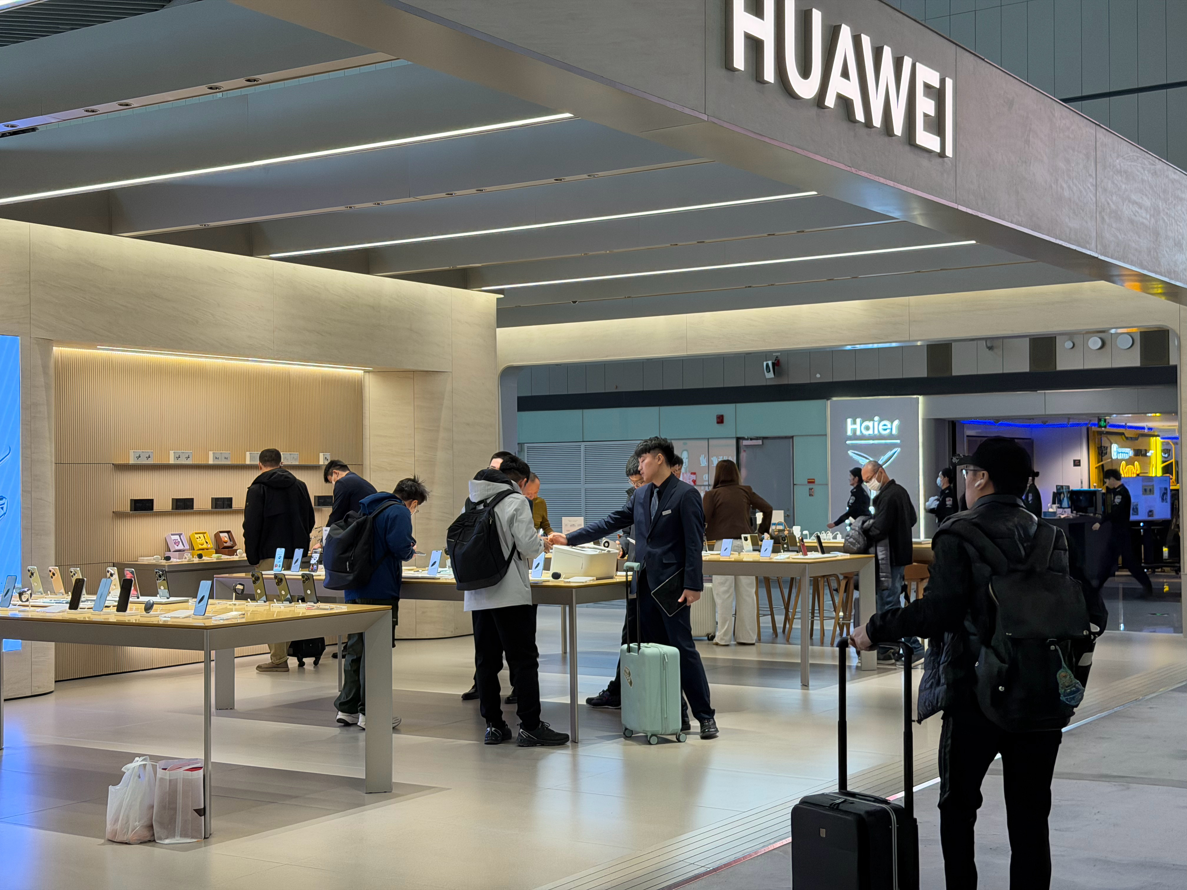 出发去广州出差去参加东风日产最舒适发布会，结果睡过头差点误机，一路小跑到的本来想