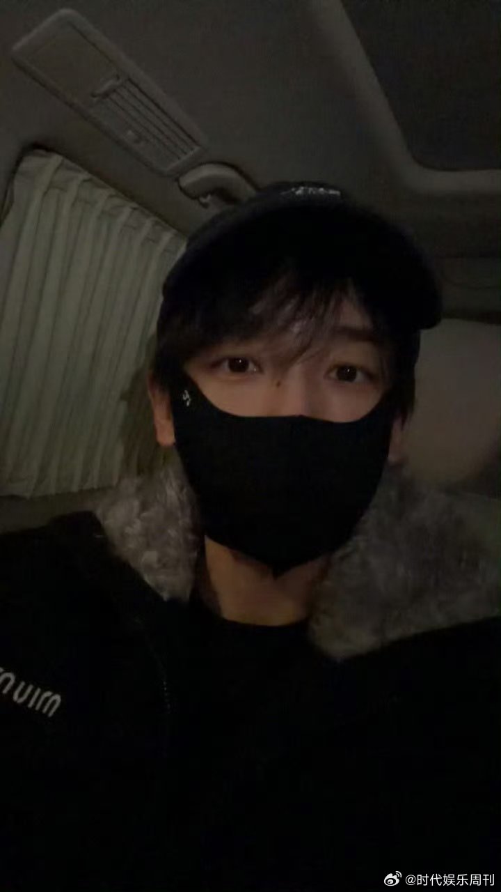 张真源差点亲到彭昱畅密室大逃脱谁能想到密室惊魂时刻，会出现这么奇妙的近距离画面，