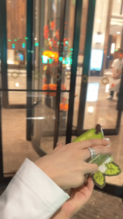 白鹿给粉丝展示叶璃拼豆白鹿让粉丝看叶璃拼豆 白鹿下班路上举着叶璃拼豆给粉丝展示，